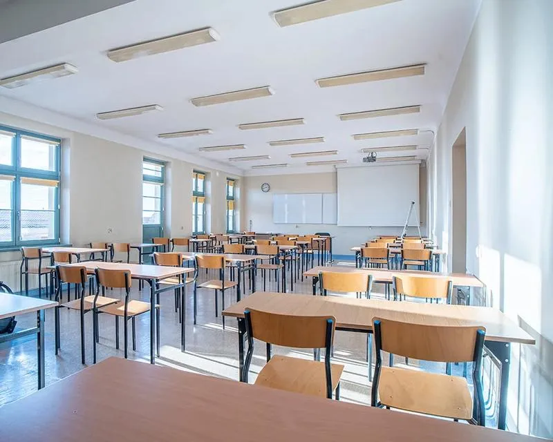 Gdzie znaleźć darmowe opcje oglądania serialu "Szkoła"?