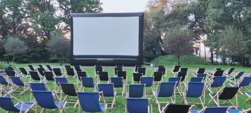 Jak zorganizować niezapomniane kino letnie w swoim ogrodzie?