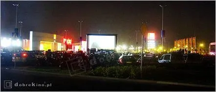 Odkryj auto kino w Łodzi: Gdzie się wybrać na filmowy wieczór?