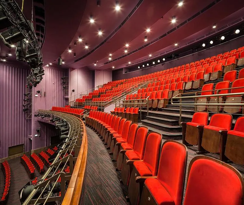 Zgubione słowa w teatrze: kto pomaga aktorom odnaleźć zapomniane frazy?