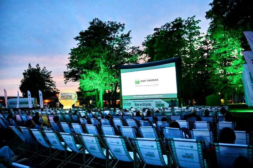 Kino letnie w ogrodzie